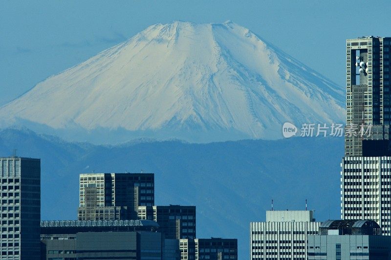 富士山和东京的天际线:白天和黑夜