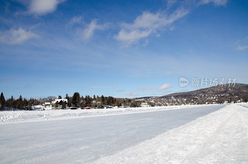 冬天的时候，博波特湖小镇上的滑冰场
