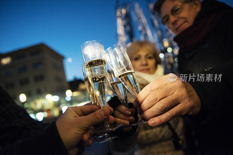 老夫妇用香槟祝酒