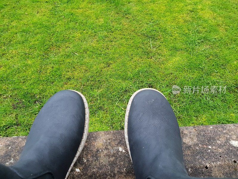 黑色皮靴背景草与拷贝空间