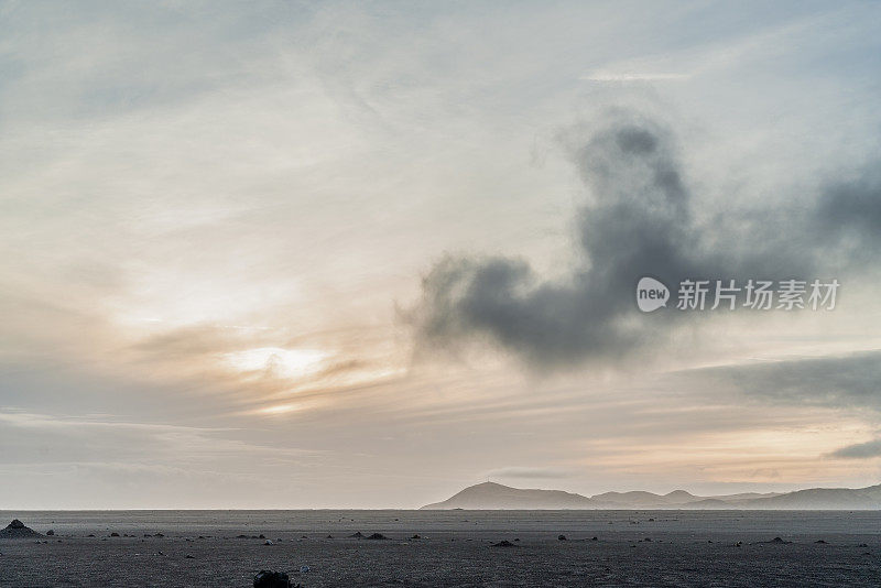 日落时分，火山景观上田园诗般的黑沙