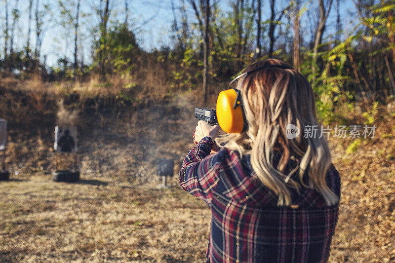 射击场的女枪手