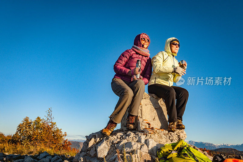 高级徒步者在秋天的黎明休息在南朱利安阿尔卑斯山，欧洲