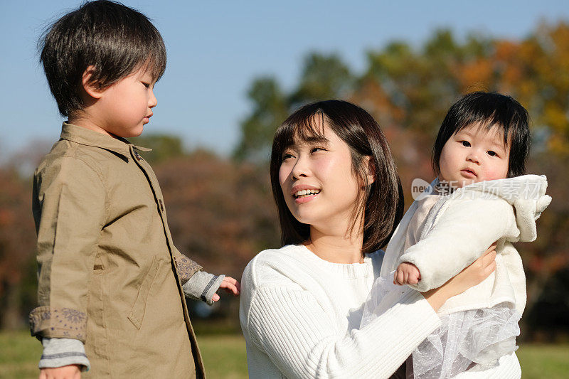 蹒跚学步的孩子，宝宝和妈妈在公园里玩耍