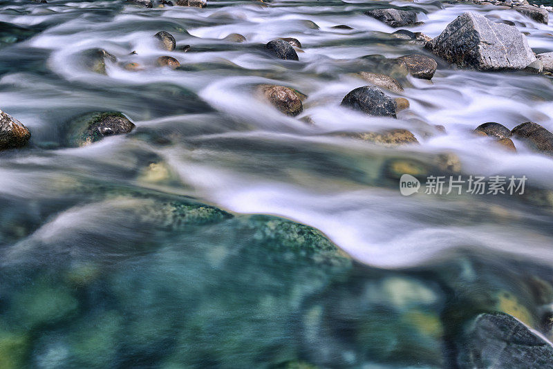 长曝光摄影从流动的河水在瑞士