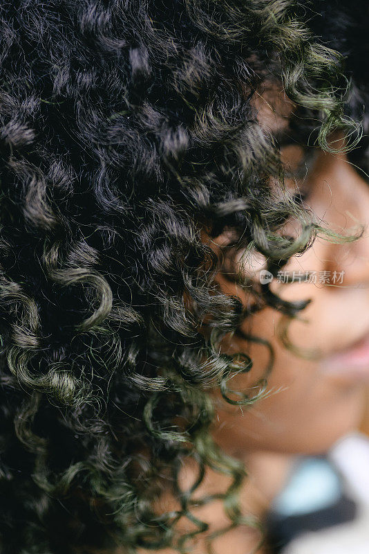 自然的非洲裔美国人的头发，卷曲和美丽，特写