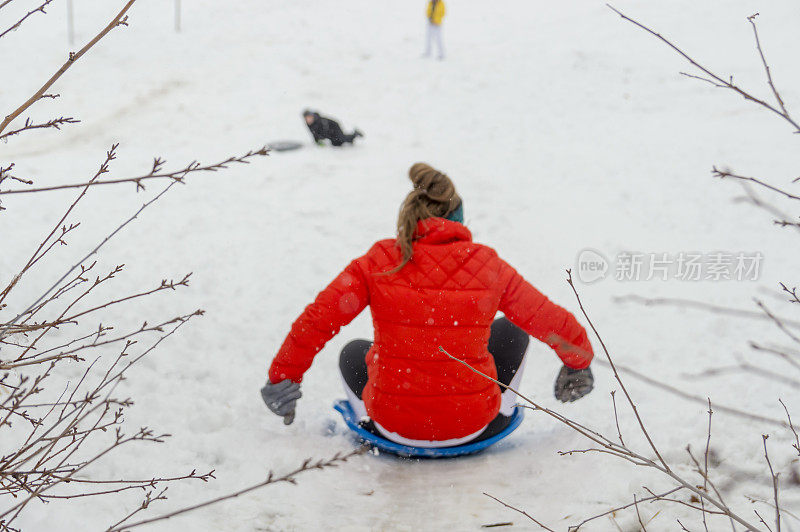 犹他州普罗沃一场暴风雪后，从滑雪山顶上观看