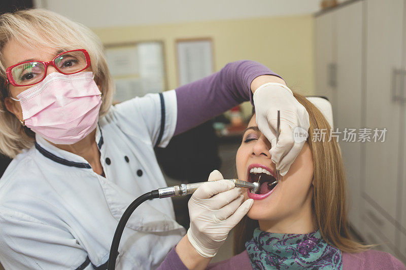 牙医治疗牙齿