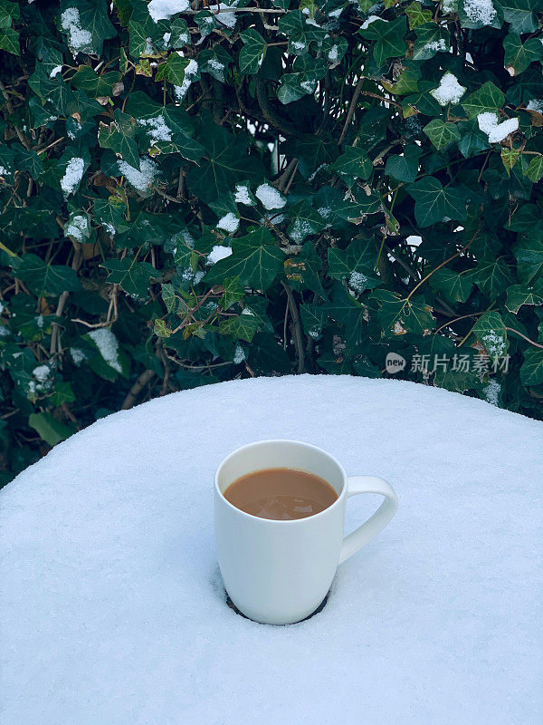 冬天咖啡桌外放有咖啡的瓷杯