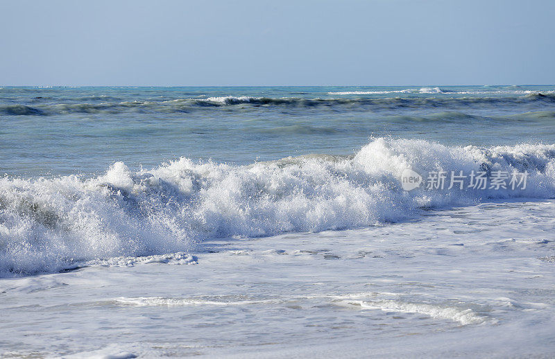 加勒比海滩上的海浪