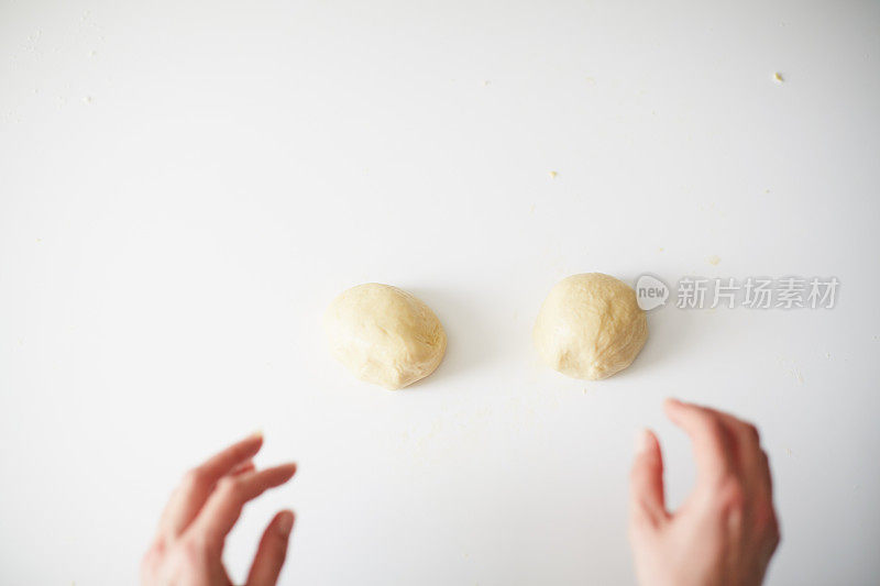 一个女人的手准备面团做自制的糕点或饺子