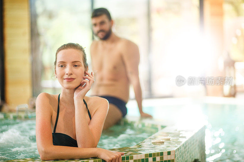 在热浴盆里享受沐浴的美女