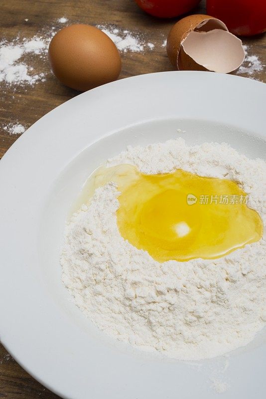 把鸡蛋放在面粉里