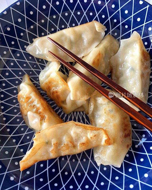 煎馄饨在盘子里