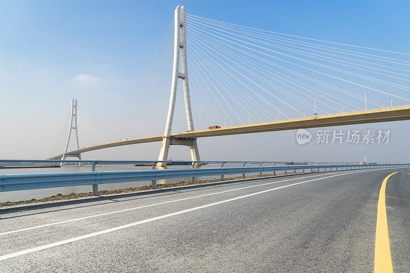 空旷的道路与城市景观在现代城市，在南京，中国