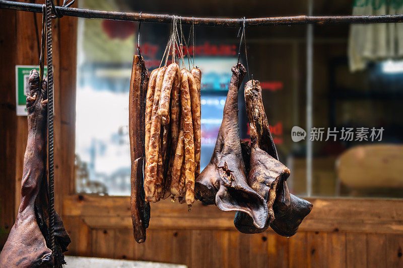 中国街头市场上的肉店