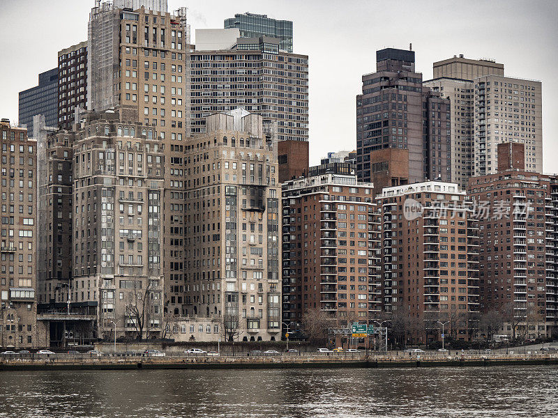 纽约市中城面向东河的住宅楼