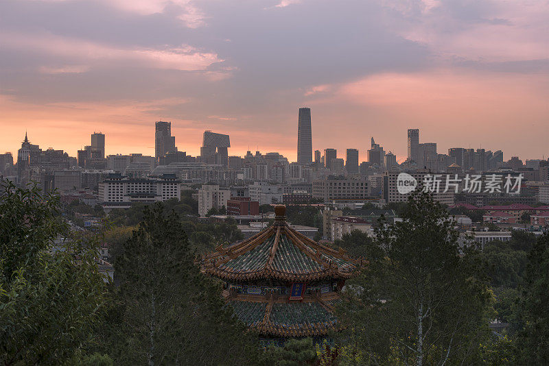 从北京紫禁城附近的景山公园观看北京日出