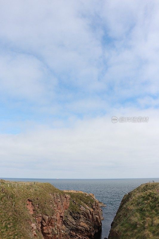 悬崖上的岩石和岩石池由红彼得黑德花岗岩制成