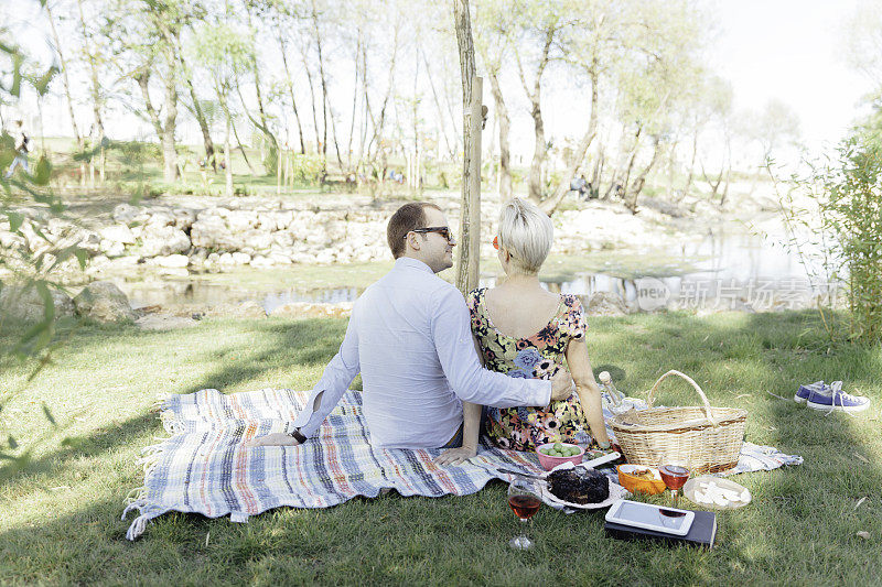 年轻女子与男友在野外野餐的肖像