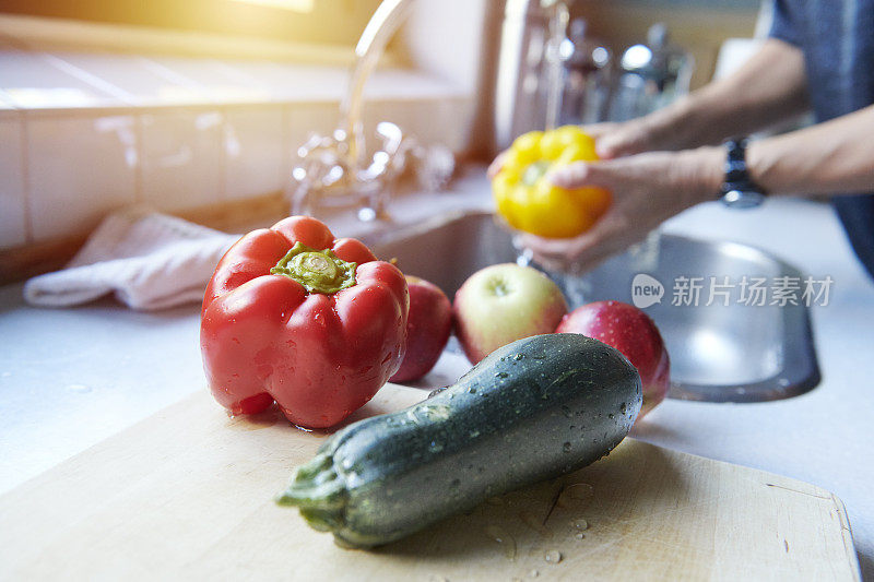 用蔬菜做饭的女人