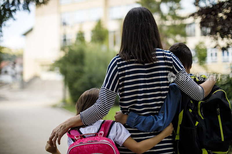 妈妈送孩子上学