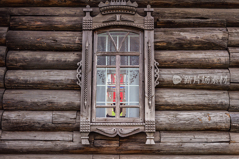 在俄罗斯的乌拉尔地区，西亚的一间木屋的旧窗户