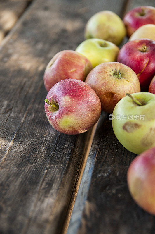 秋天旧木桌上的苹果