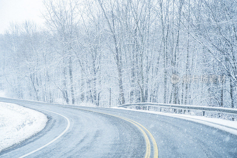 危险湿滑的乡村公路弯道车在冬季暴风雪的观点