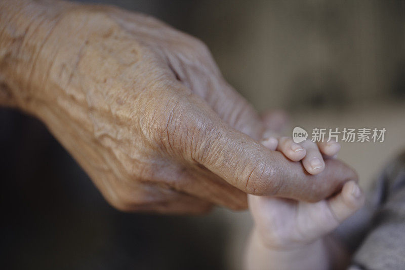 怀抱婴儿的高级女性