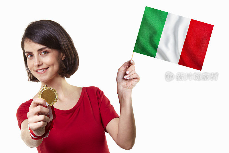 年轻的女孩拿着金牌和意大利国旗