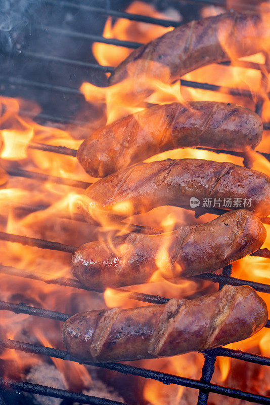 热美味的德式香肠或小香肠在火热的烤架上几乎要吃了
