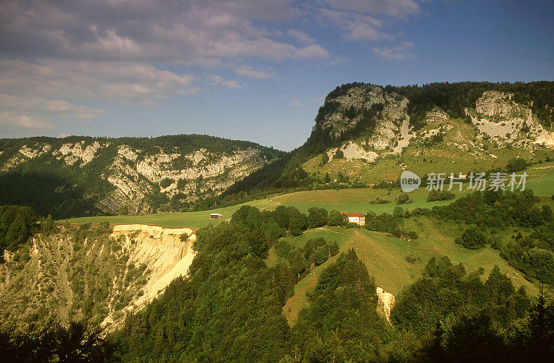 汝拉是法国东部Bourgogne-Franche-Comté的一个部门，以汝拉山脉命名