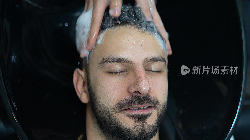 一个男人在理发店洗头