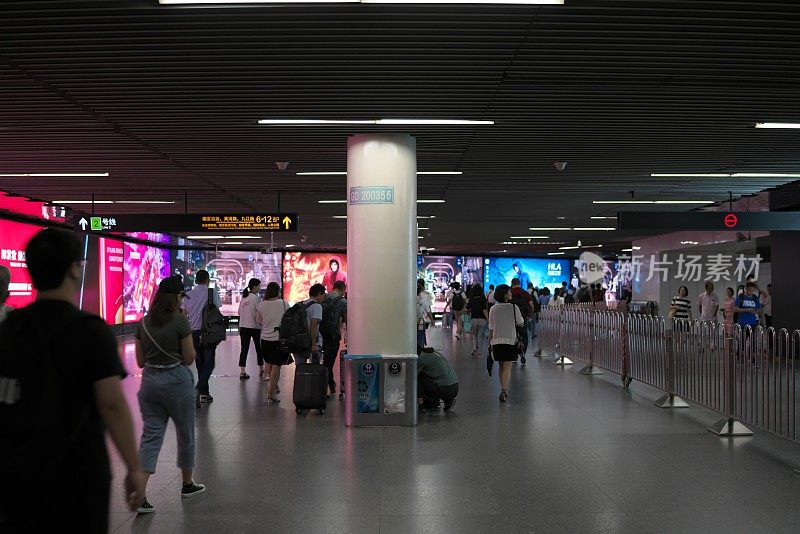 中国上海地铁人民广场站大厅