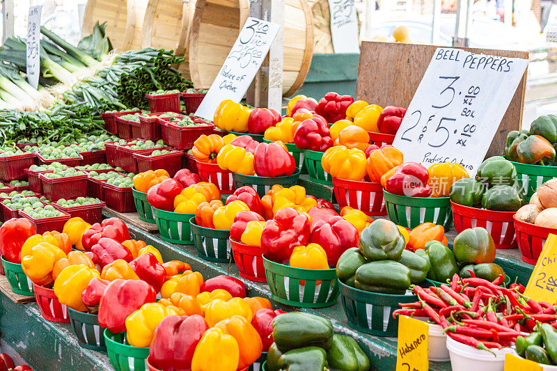 农贸市场上各种各样的辣椒