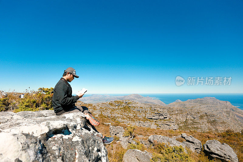 一名男子正在观看开普敦的桌山