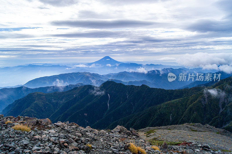 从日本山梨县的南阿尔卑斯山看富士山