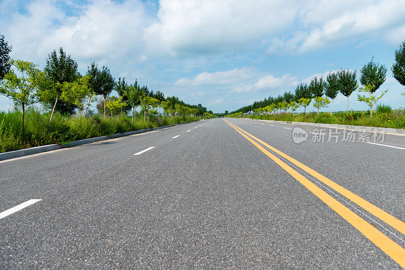 黄色条纹的柏油路