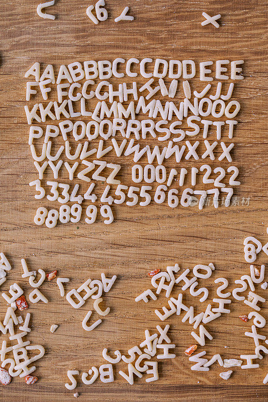 切菜板上的意大利面字母