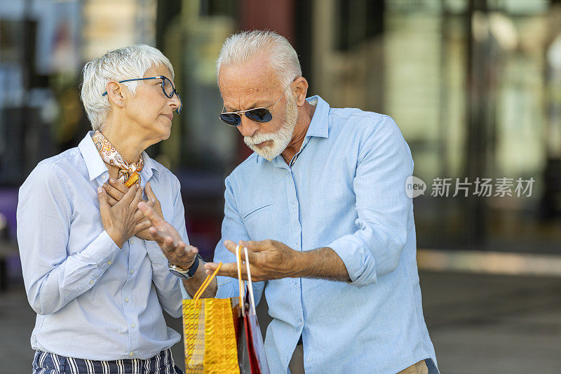 老男人在购物后和妻子争吵