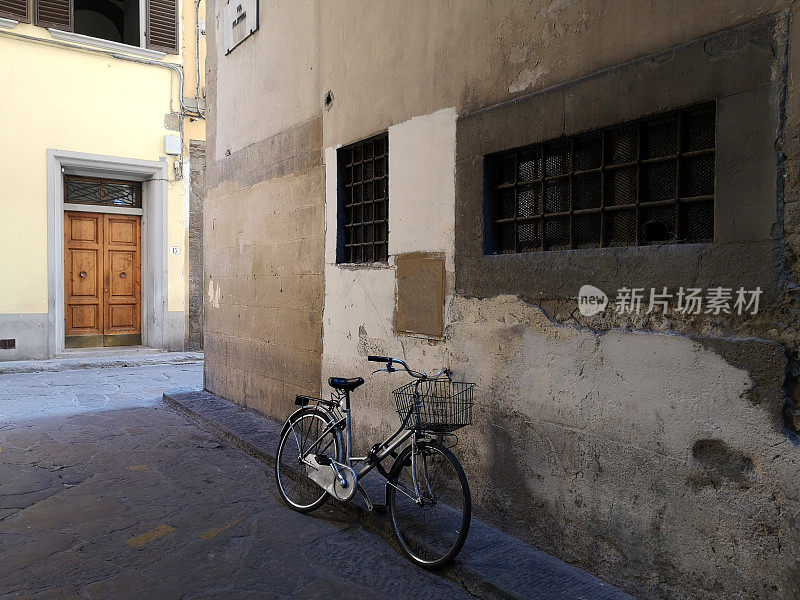 在佛罗伦萨，托斯卡纳，一辆靠在墙上的自行车