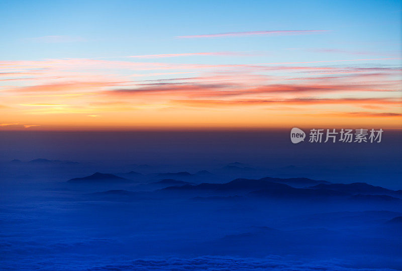 中国日落雪山的鸟瞰图