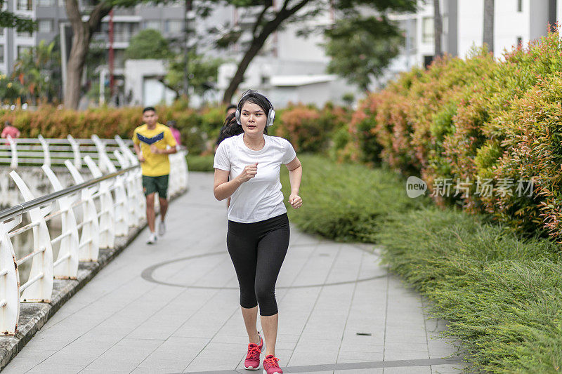 一个年轻女子在公园里跑步和锻炼