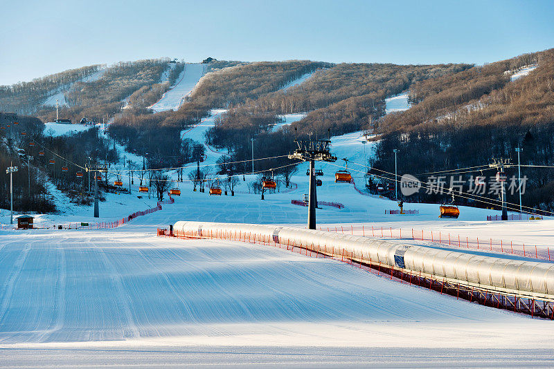 空旷的滑雪坡道景观