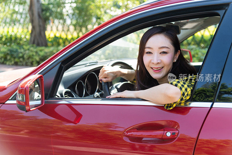 微笑的女人在开车