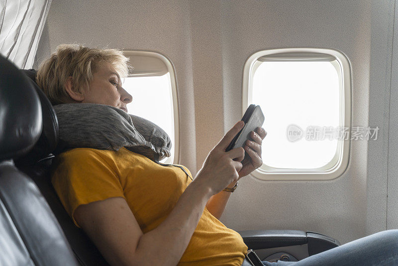 55岁的成熟女性在飞机上，在飞机上。
