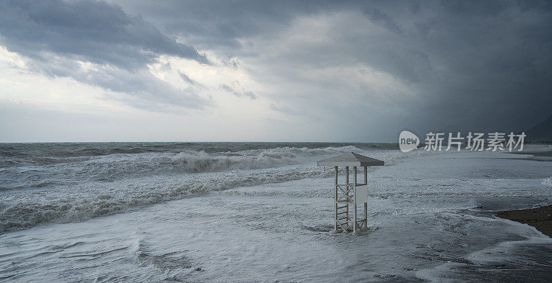 土耳其安塔利亚地中海上空的风暴云。坏天气，云景，海滩