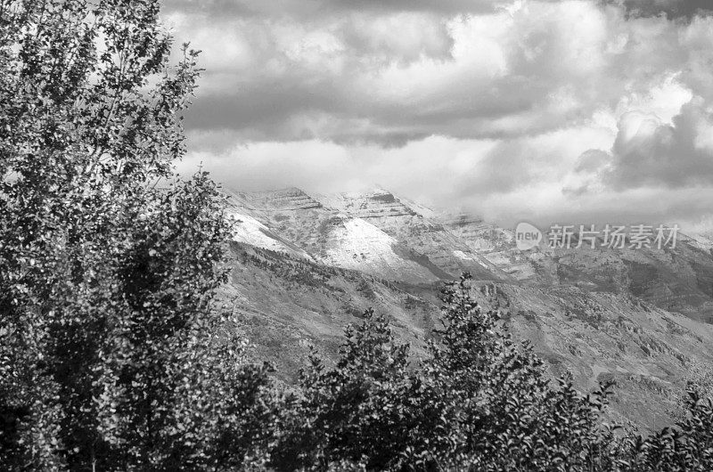 引人注目的奥格登和犹他州盐湖城的山脉在秋天会下雪