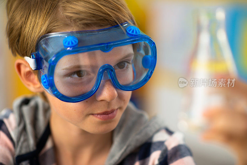 小学生拿着一个Flask近距离的库存照片